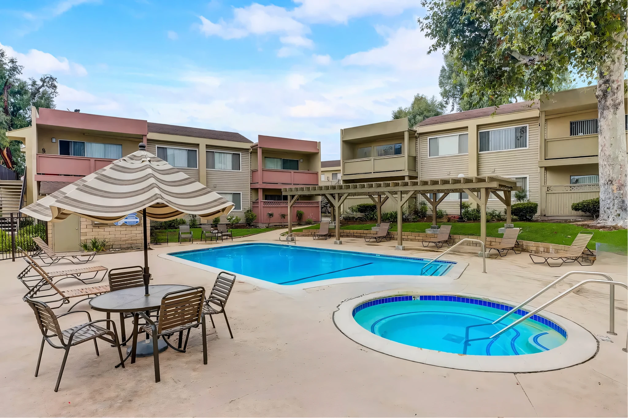 Arbor Park Apartments sparkling swimming pool and spa with shaded pergola